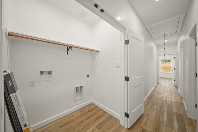 Building Photo - 6206 Lyndhurst Dr