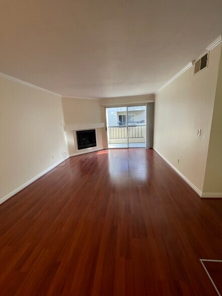 Living room - 5500 Owensmouth Ave