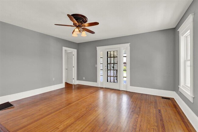 Building Photo - 611 S Grove St