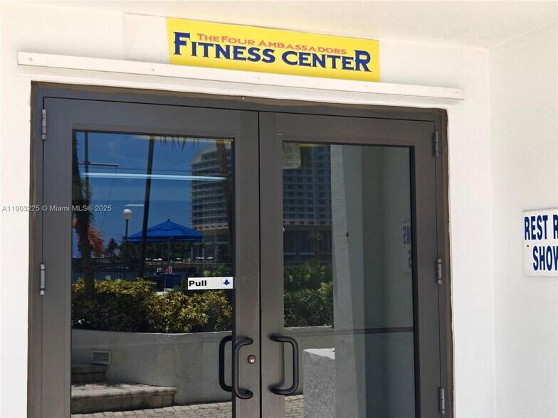 Building Photo - 801 Brickell Bay Dr