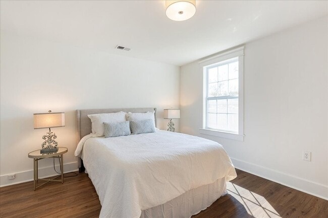 Building Photo - 1411 10th Ave N