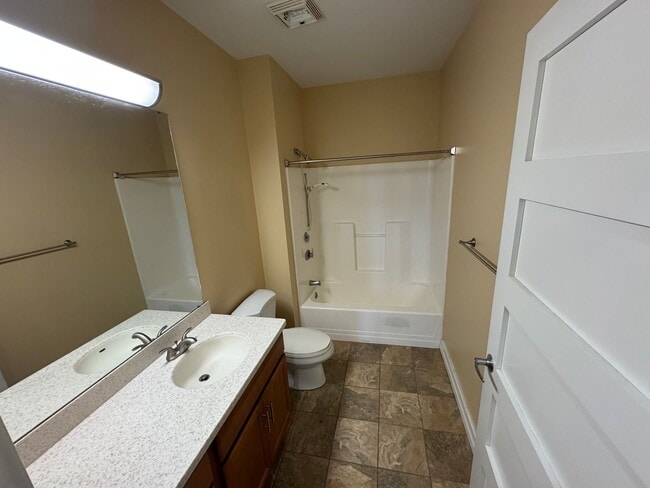 Building Photo - Down Town luxury condo is in a newly renov...