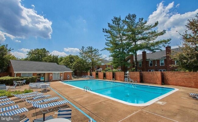 Building Photo - 2560-C S Arlington Mill Dr