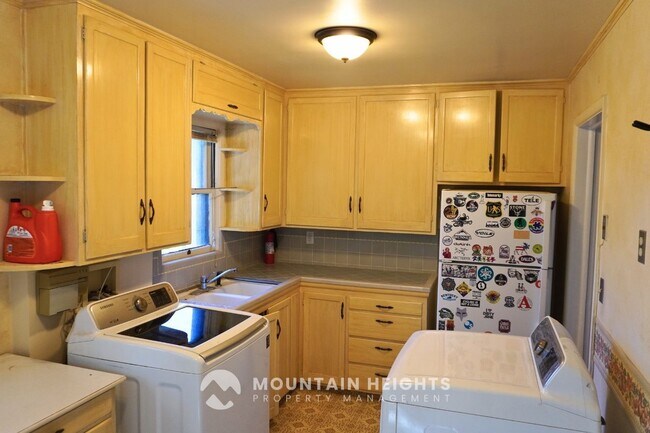 Building Photo - 2784 E Delsa Dr