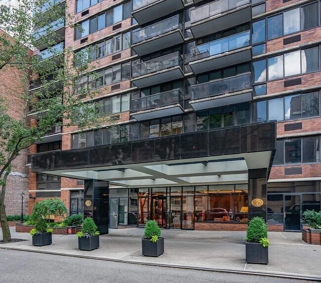 Primary Photo - 510 E 80th St