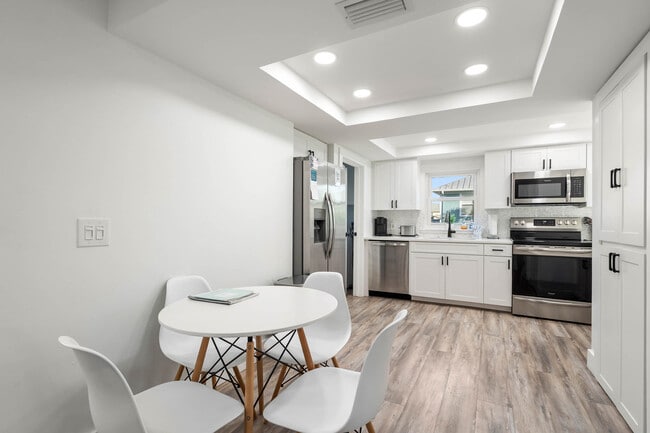 Building Photo - 113 4th Ave