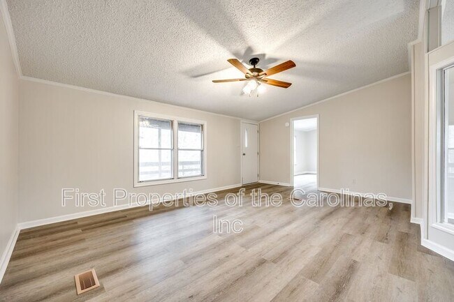 Building Photo - 128 Summerglen Dr.