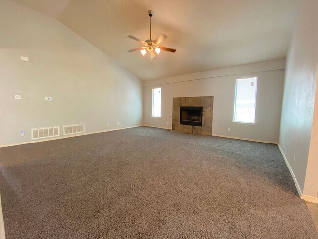 Building Photo - Sandstone Ranch Estates - 4Bed /3bath Refr...