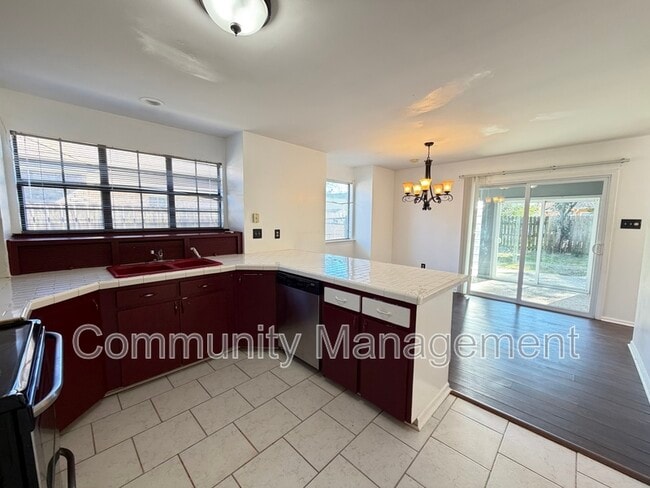 Building Photo - 533 Hadley Dr