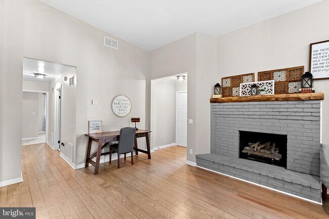 Building Photo - 862 Carrier Dr