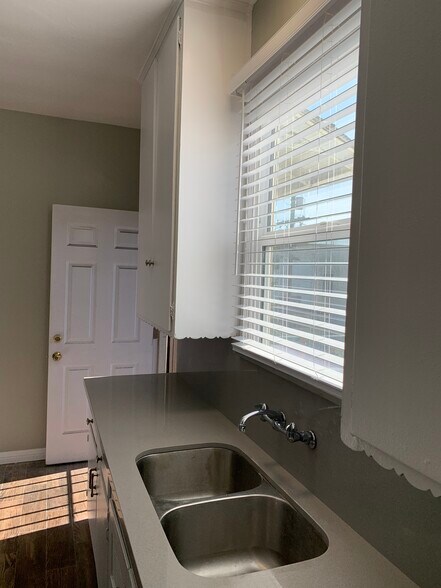 Building Photo - 2028 1/2 S West View St