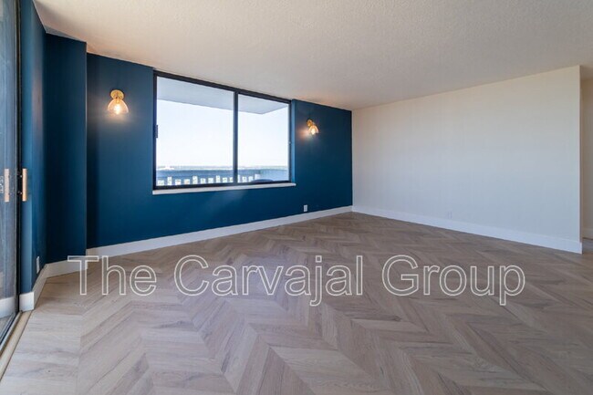 Building Photo - 400 E Colonial Dr