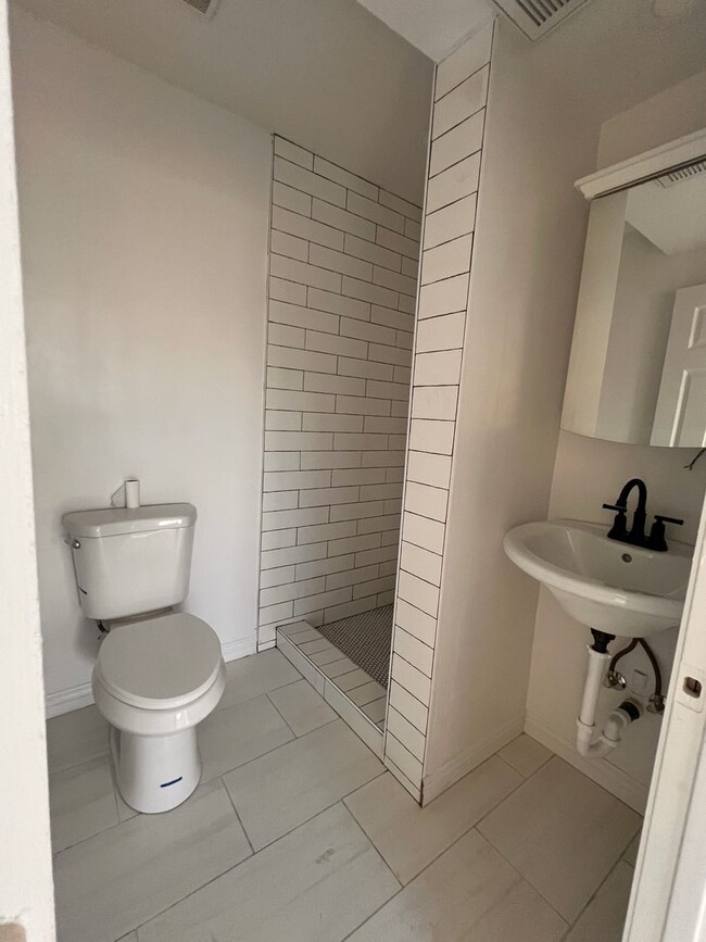 Building Photo - HOUSE