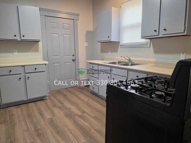 Building Photo - 149 Rhodes Ave