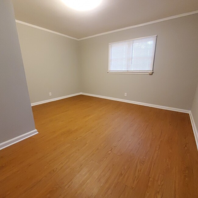 Building Photo - 3631 Royal Crest Dr
