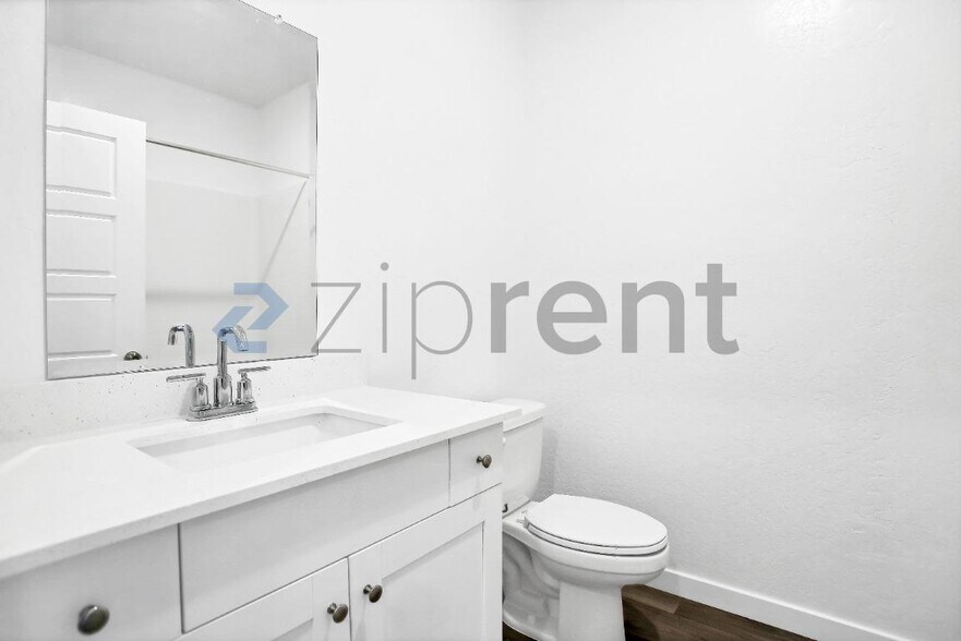 Building Photo - 6173 E Robinson Ave