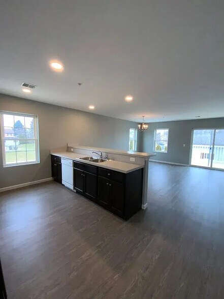 Building Photo - 200 Larkspur Ln