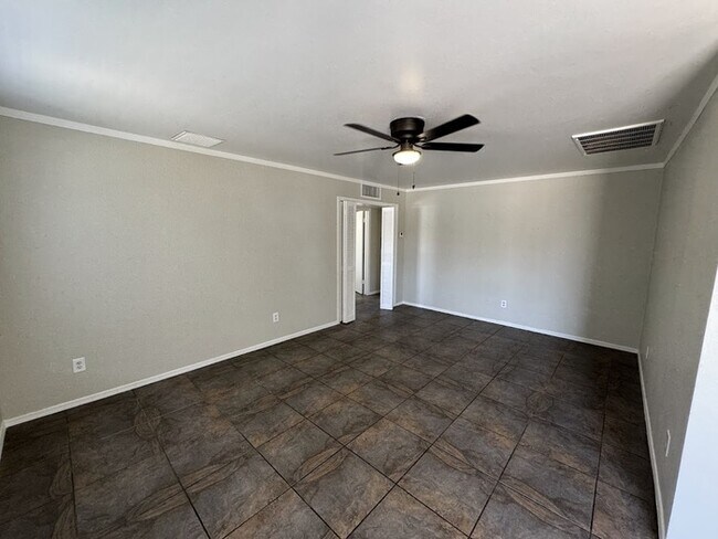 Building Photo - 5 Bedroom Near GCU