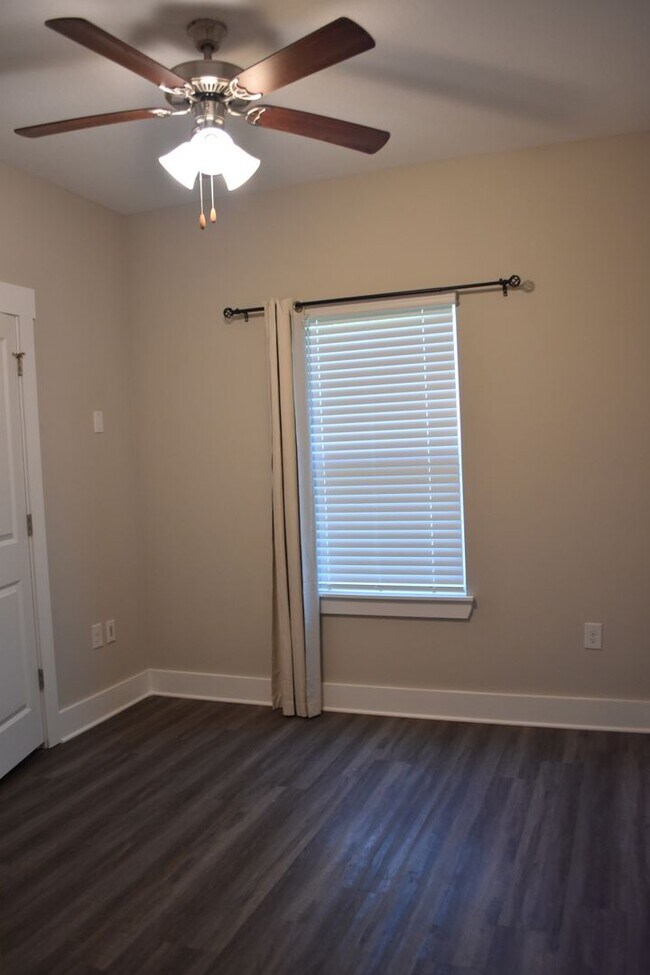 Building Photo - Available June 1 Three Bedroom Townhouse a...