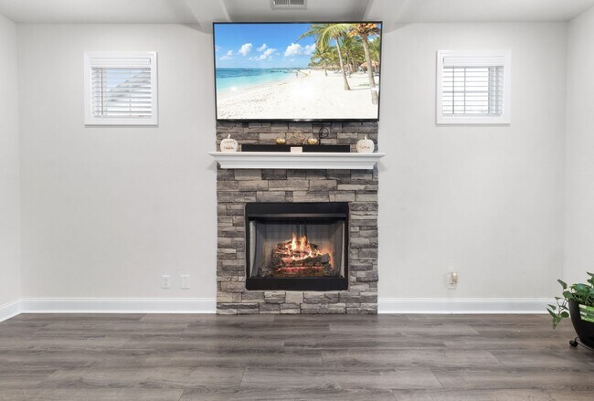 Building Photo - Pet Friendly Three Bedroom!