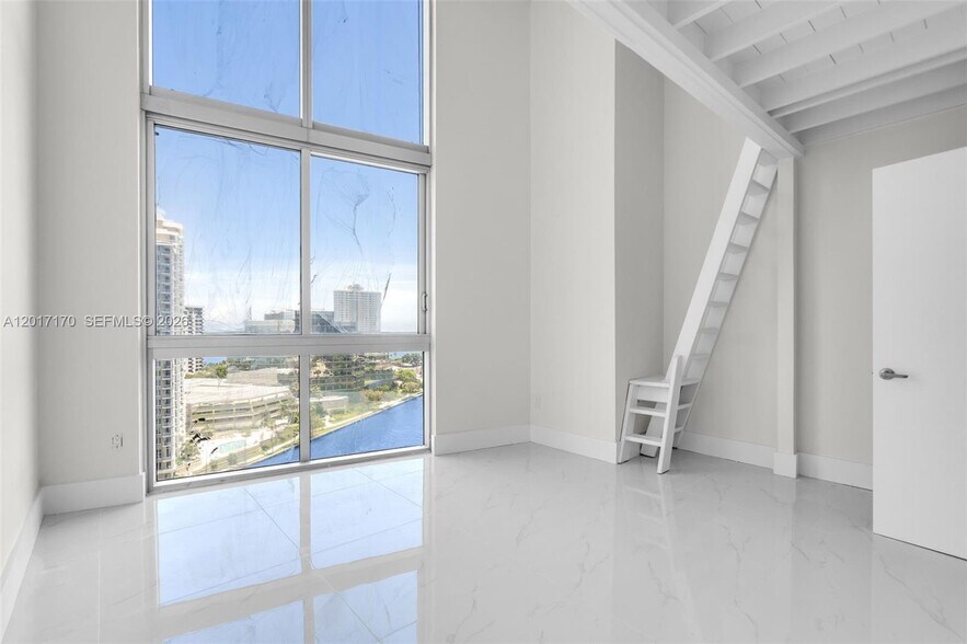 Building Photo - 495 Brickell Ave