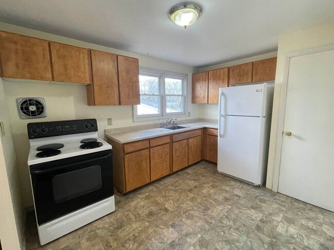 Building Photo - 10 Larry