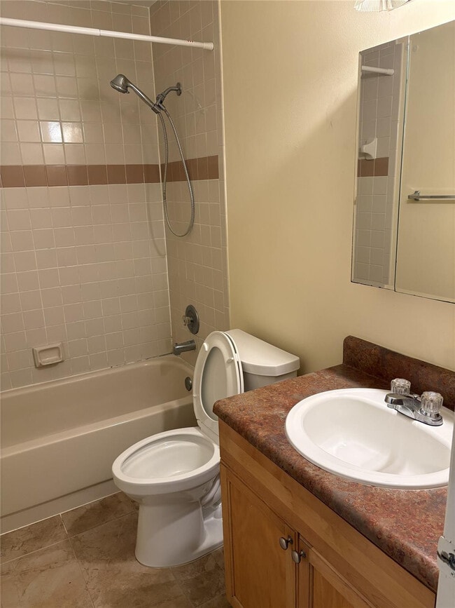 Building Photo - 1529 Meadows Cir W