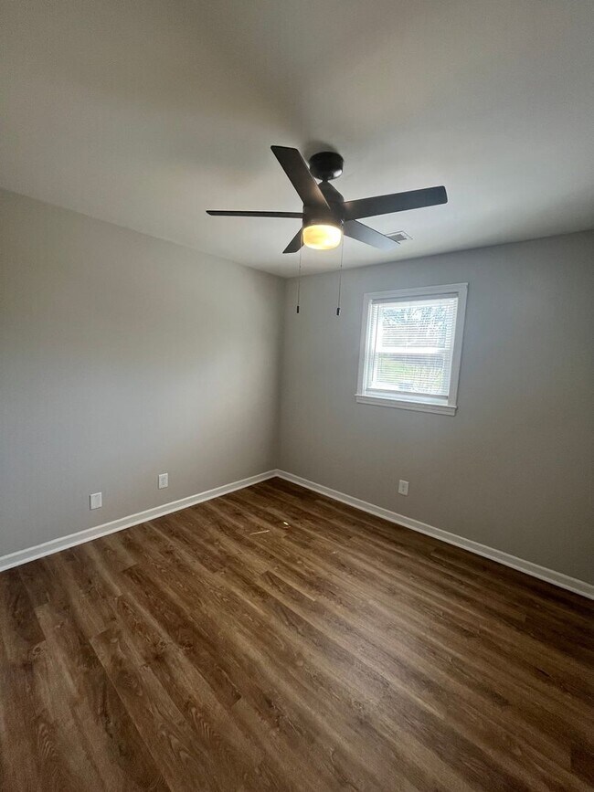 Building Photo - Travelers Rest !! 3 BR, 2 BA with Great Living Space - Den, Bonus Room, Primary Suite has a HUGE ...