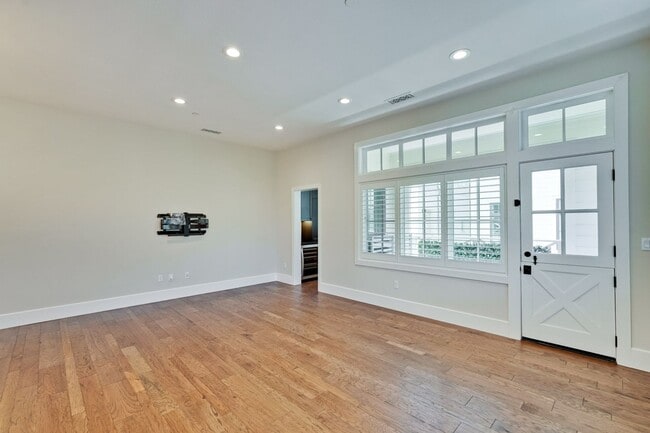 Building Photo - Modern Living in the Heart of Downtown Cam...