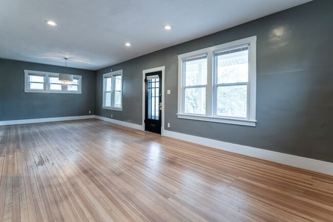 Building Photo - Fantastic 3bd/2ba home! Let yourself in!