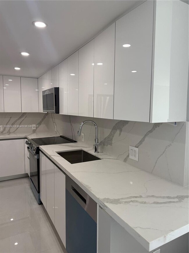 Building Photo - 3675 N Country Club Dr