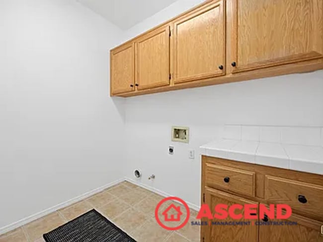 Building Photo - Beautiful 4 Bedroom Home In The Southwest!