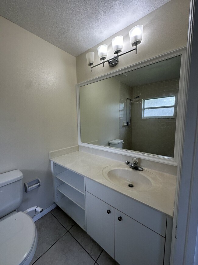 Building Photo - Charming 2 bedroom, 2 bathroom end unit