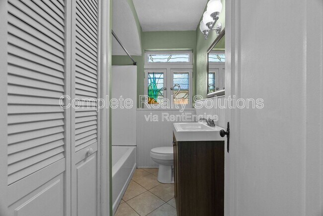 Building Photo - 8028 Wynwood Dr