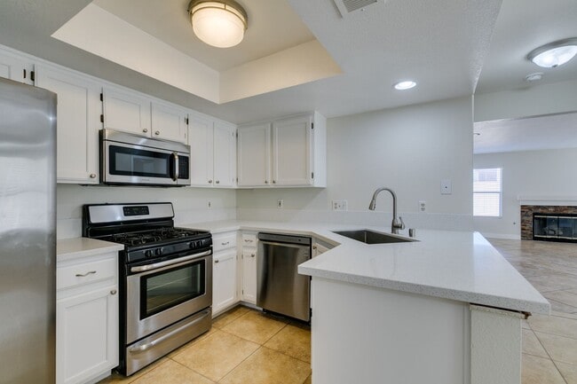 Building Photo - Charming 3 bedroom, 2.5 bathroom home near Summerlin