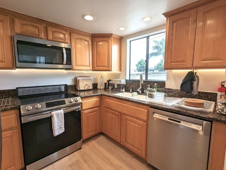 Building Photo - 1415 E Ocean Blvd