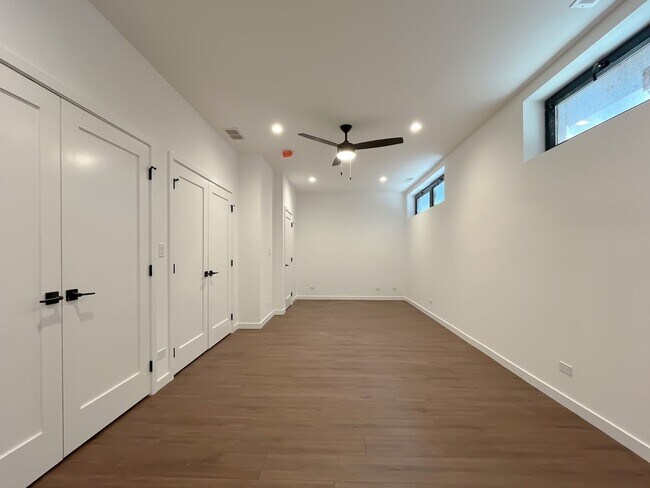 Building Photo - 3710 N Kenmore Ave