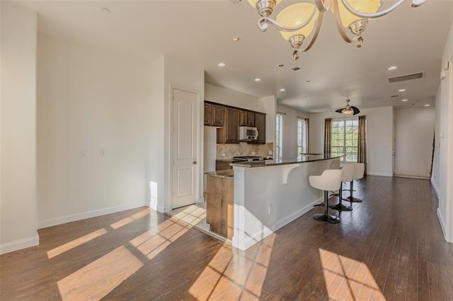 Building Photo - 602 Arbol