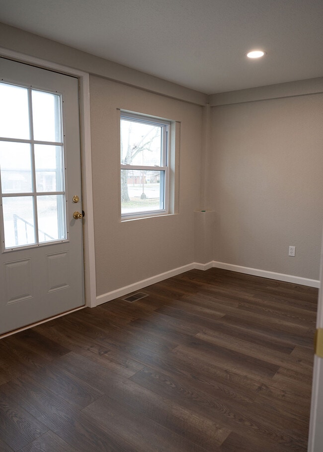 Building Photo - 115 E 6th St