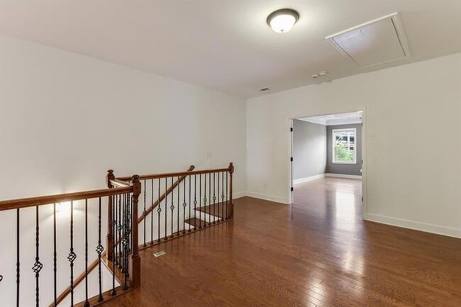 Building Photo - 2422 Norwood Dr SE