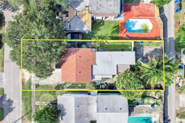 Building Photo - 2419 Coolidge St