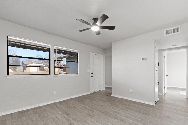 Building Photo - 1304 Pinewood Ct