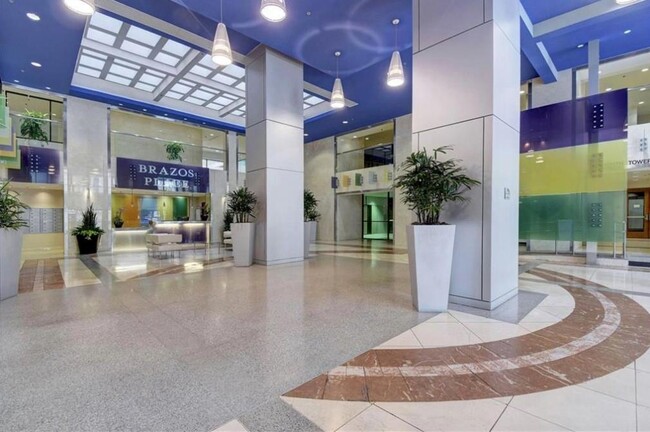 Lobby with concierge - 800 Brazos St