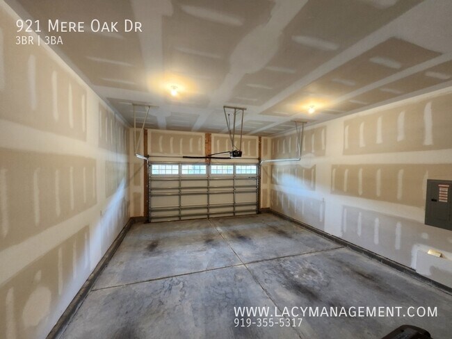 Building Photo - 921 Mere Oak Dr