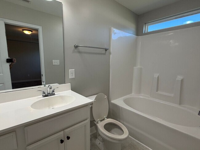 Building Photo - Beautiful 3 bedroom, 2 bath house