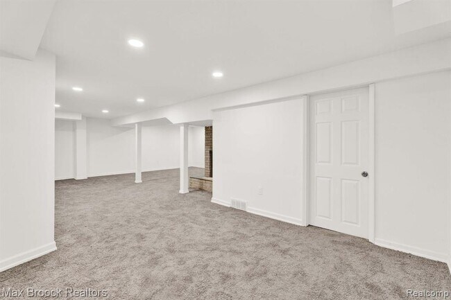 Building Photo - 7011 White Pine Dr