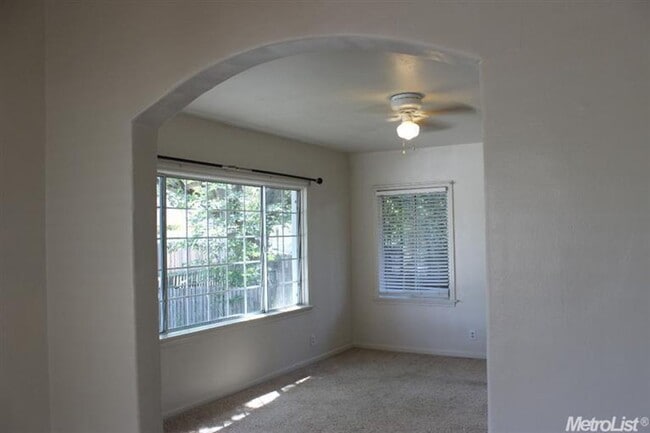 Building Photo - Charming 2 Bed, 2 Bath Home with Private D...