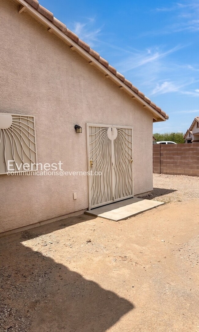 Building Photo - 3 Bed, 2 Bath Home with Fenced Yard & Garage / Vouchers Accepted / Available Now!