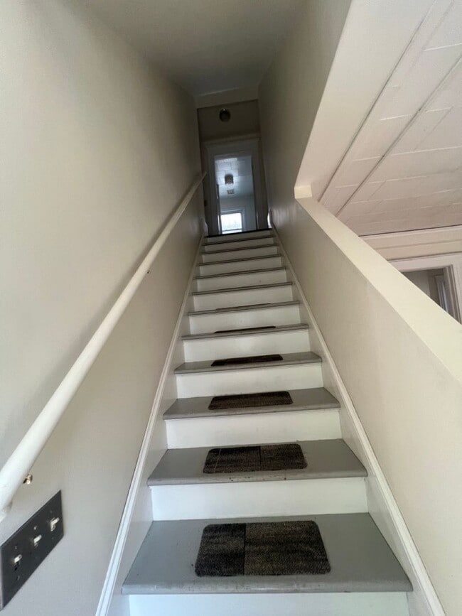Building Photo - 52 Hickok Pl
