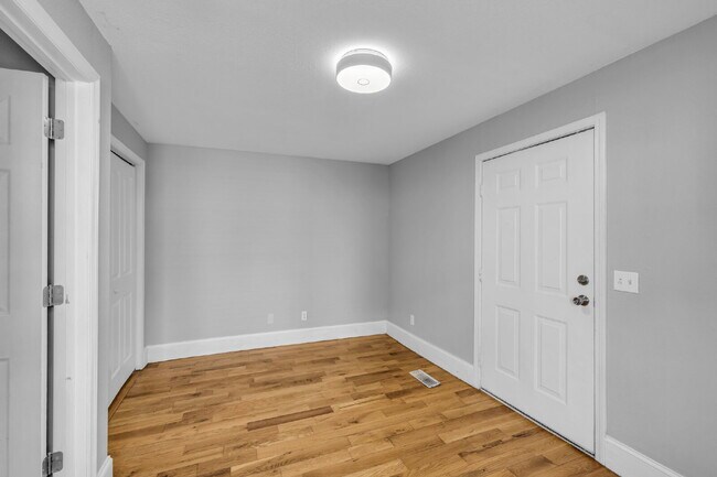 Building Photo - Sleek Highland Park Unit – Great Location,...